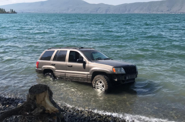 Ջրափրկարարները Սևանա լճից «Jeep» են դուրս բերել