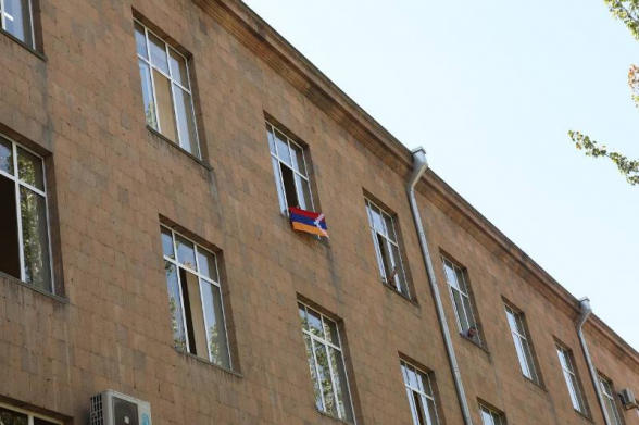 Ուսանողներն Արցախի դրոշը ծածանեցին մայր բուհի պատուհանից՝ ողջունելով «Մայր Հայաստան» դաշինքի անդամներին