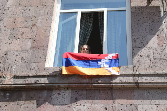 Студенты поприветствовали блок «Армения» скандированием «Арцах!» и арцахским флагом (видео)