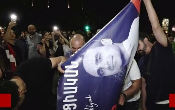 Граждане сожгли плакат Тиграна Авиняна (видео)