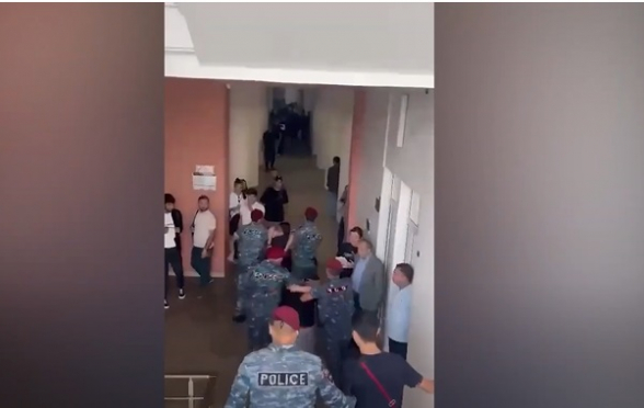 Կարմիրբերետավորները Պոլիտեխնիկից ուսանողների են բերման ենթարկում (տեսանյութ)