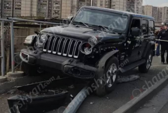 33-ամյա վարորդը Jeep Wrangler-ով վրաերթի է ենթարկել 3 հետիոտնի, ապա տապալել երկաթե էլեկտրասյունը