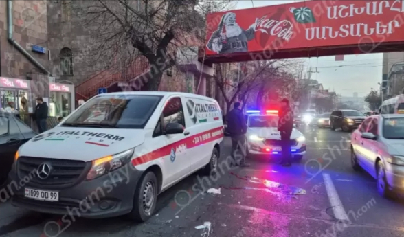 Mercedes Vito-ն Չարենցի փողոցում վրաերթի է ենթարկել փողոցը արգելված հատվածով անցնող հետիոտնի. բժիշկները պայքարում են վիրավորի կյանքի համար