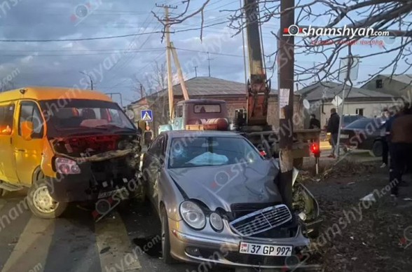 Արմավիրում բախվել են մարդատար ГАЗель-ն ու Mercedes-ը. վերջինն էլ բախվել է երկաթե սյանը