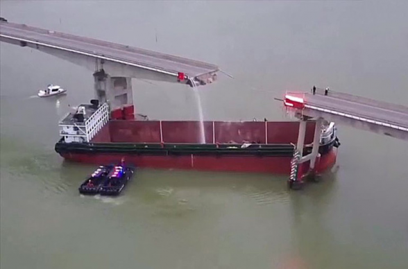 Չինաստանում բեռնանավը երկու կես է արել կամուրջը. մեքենաներն ընկել են ջուրը (տեսանյութ)