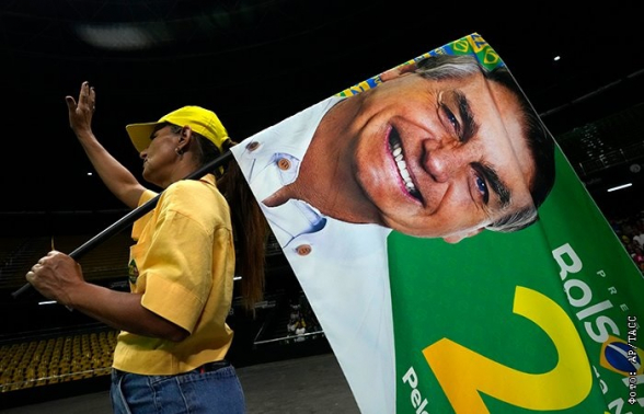 Экс-президент Бразилии Болсонару вывел на демонстрацию 185 тыс. сторонников