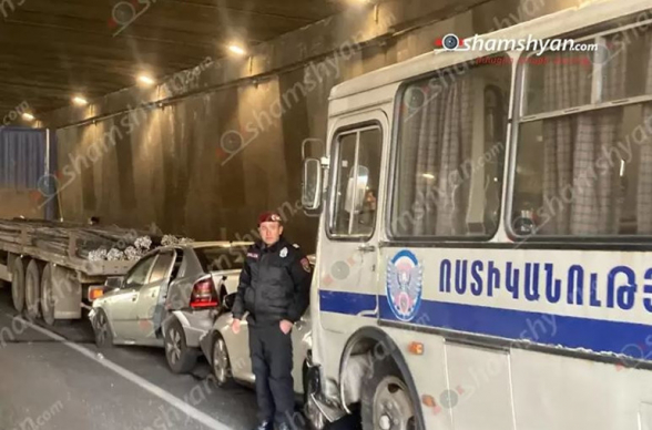 Երևանում բախվել են ոստիկանական ավտոբուսը, Howo-ն, Ford-ն ու Opel-ը