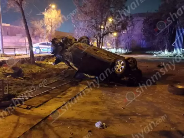 Երևանում անչափահաս տղան «Toyota»-ով կոտրել է ծառերը, երկաթե ճաղավանդակներն ու գլխիվայր շրջվել