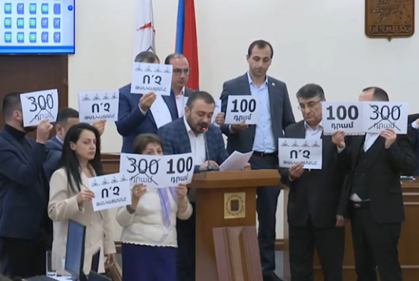 Акция фракции «Мать Армения» на заседании Совета старейшин Еревана во время обсуждения ГД-аевского проекта о повышении тарифов на транспорт (видео)