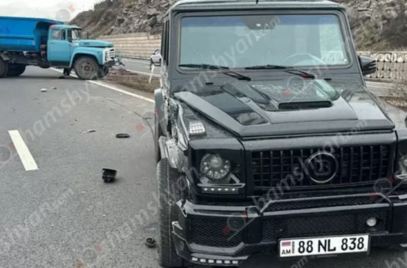 «Արծվի թևերի» մոտ բախվել են Mercedes G500-ն ու քարով բարձված ZIL-ը