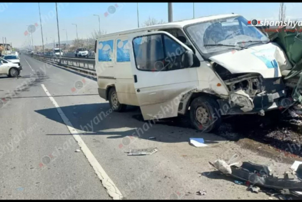 Երևանում բախվել են «Nissan»-ն ու «Ford Transit»-ը, վերջինն էլ բախվել է երկաթե արգելապատնեշին․ վարորդները տեղափոխվել են հիվանդանոց