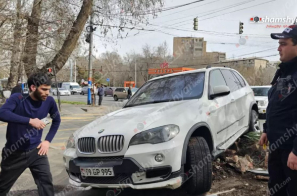 Երևանում բախվել են Mitsubishi-ն և BMW-ն․ անչափահաս երեխա է տեղափոխվել բժշկական կենտրոն