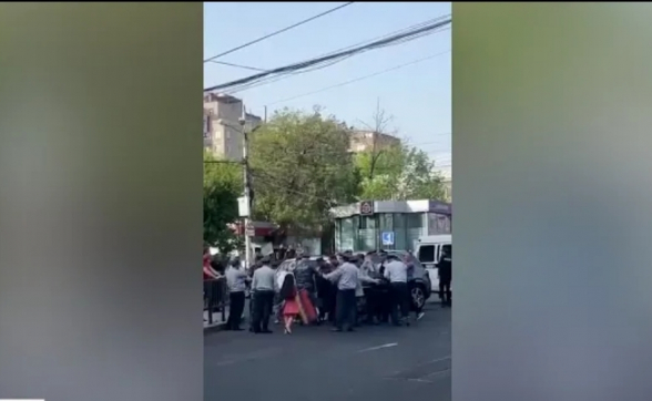 Երևանում ոստիկանները բռնի ուժ են կիրառում խաղաղ ակցիա իրականացնողների նկատմամբ (տեսանյութ)