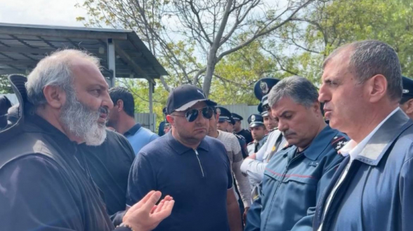 Полиция не пускает в Киранц архиепископа Баграта Галстаняна и депутатов НС Армении