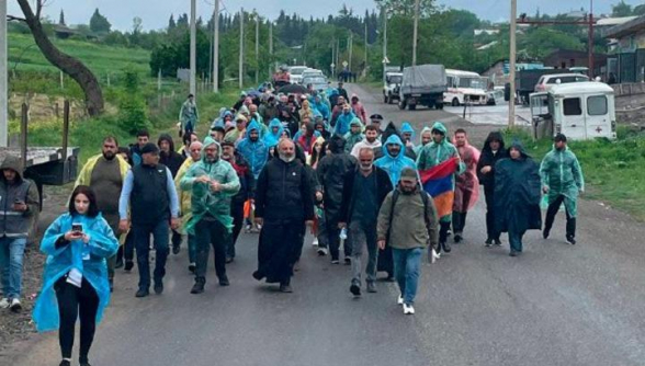 Движение во главе с предстоятелем Тавушской епархии продолжило марш на Ереван (видео)