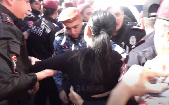 Береты набросились на журналиста: она потеряла сознание (видео)
