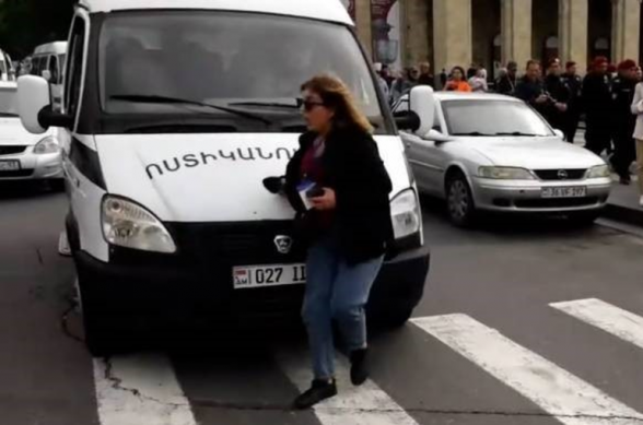 Полицейская машина совершила наезд на журналистку (видео)