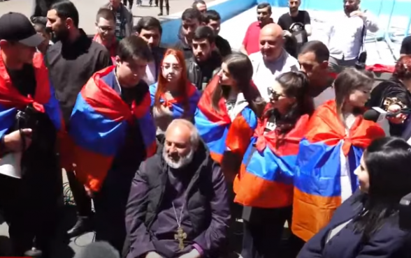 Архиепископ Баграт Србазан провел открытый урок во дворе ЕГУ (видео)
