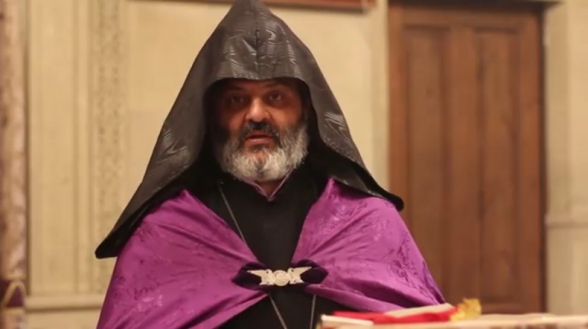 Баграт Србазан участвует в воскресной литургии (видео)