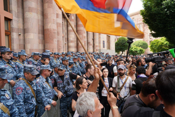 Протестующие во главе с Багратом Србазаном провели акцию у здания Правительства РА (видео)