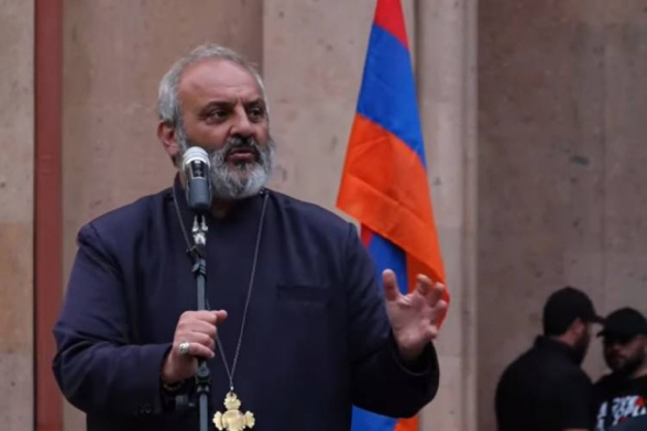 Баграт Србазан подвел итоги дня во дворе церкви Св. Анны (видео)