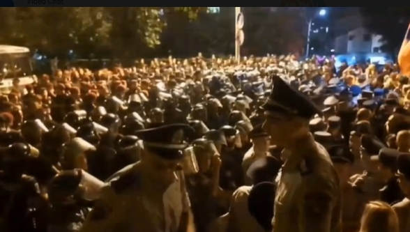Կառավարական առանձնատները հսկում են մեծաթիվ ոստիկանական ուժեր (տեսանյութ)