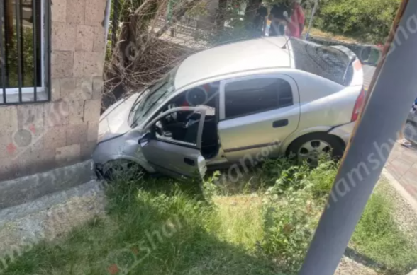 Երևանում 18-ամյա վարորդը «Opel»-ով բախվել է պաշտպանիչ երկաթե ճաղավանդակներին, ապա կոտրել ծառն ու բախվել շենքին