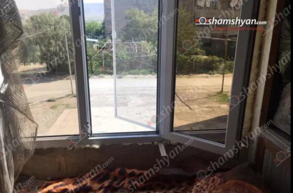 Արարատ քաղաքի շենքերից մեկի բնակարանի 2-րդ հարկի պատուհանից 1-ամյա երեխա է վայր ընկել