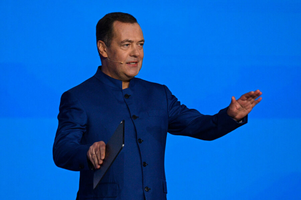 Медведев пригрозил НАТО исчезновением
