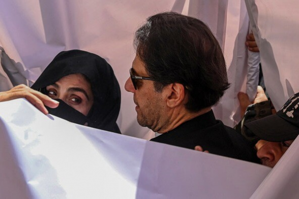 Суд в Пакистане арестовал экс-премьера Имрана Хана и его жену