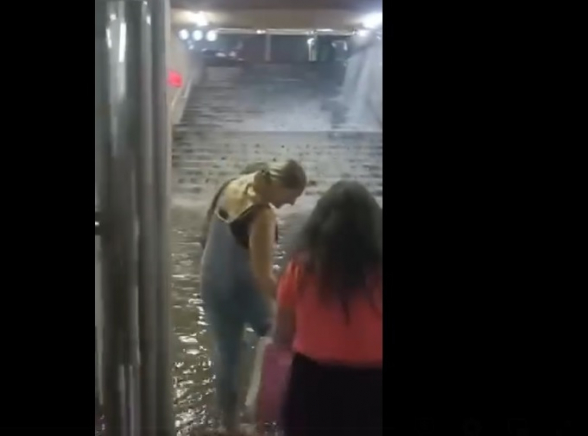 Станцию метро в Ереване затопило из-за проливных дождей (видео)