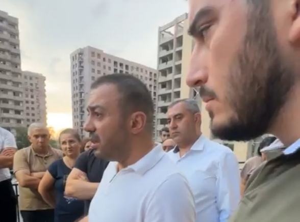 Բնակիչների բողոքը՝ հարևան շենքի հնարավոր պայթեցման դեմ. «Մայր Հայաստանի» անդամները տեղում են (տեսանյութ)