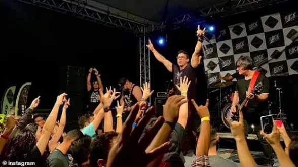 Բրազիլացի ռոք երգիչը մահացել է բեմի վրա հոսանքահարվելուց. համերգի ժամանակ նա գրկել է թաց երկրպագուին