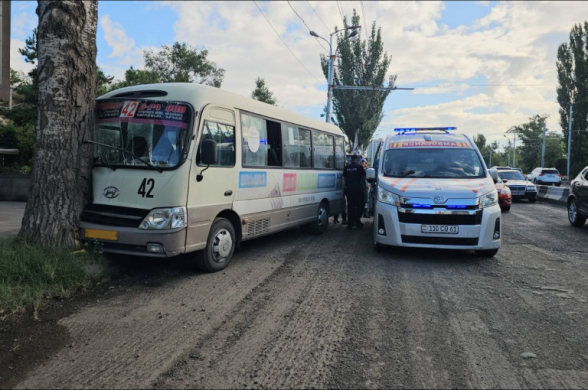 Մյասնիկյան պողոտայում թիվ 42 երթուղին սպասարկող ավտոբուսը բախվել է ծառին