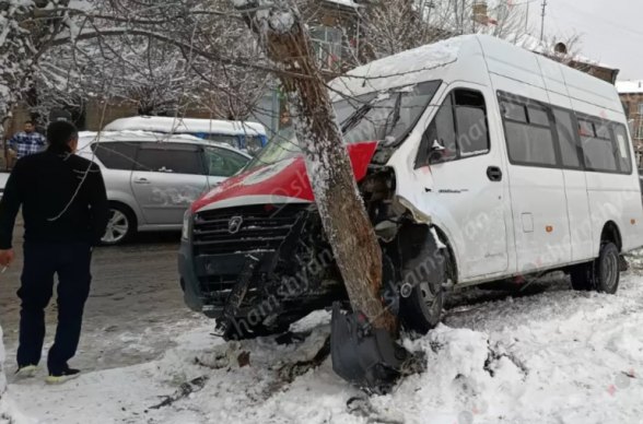 Գյումրիում 20 համարի երթուղայինը բախվել է ծառին. կան վիրավորներ