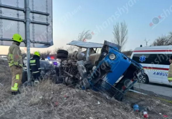 Արագածոտնում բախվել են «Toyota Camry»-ն և «Avia» բեռնատարը. կա զոհ, վիրավորը Տավուշի կայազորի զինվորական դատախազության դատախազ է