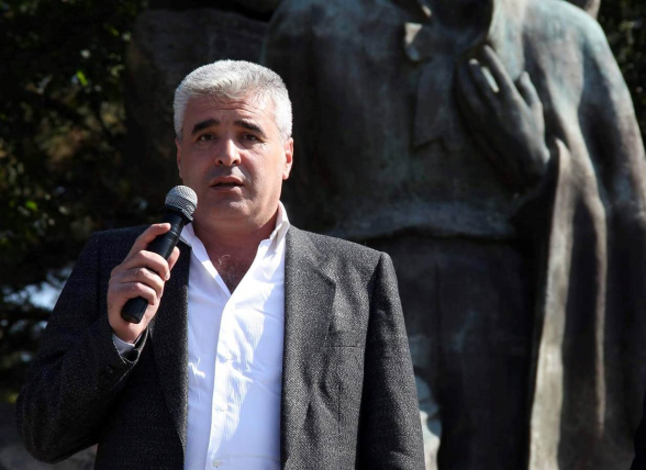 Արյունոտ ձեռքը մտցրել է մեր գրպանը