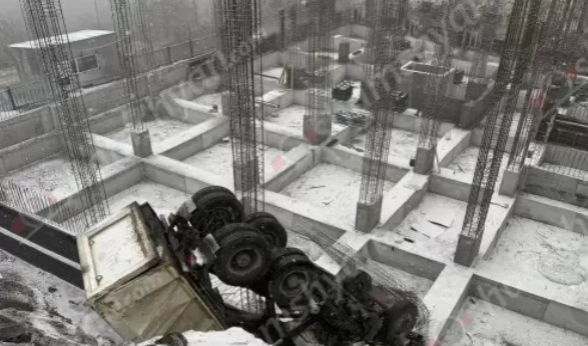 Երևանում բեռնատարը բախվել է քարերին և հայտնվել կառուցվող շենքի հիմքի փոսում