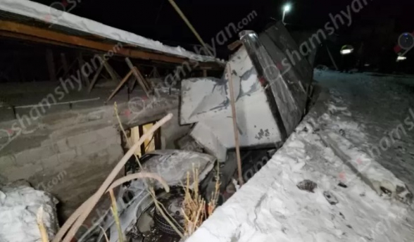 Երևանում բեռնատարը մերկասառույցի պատճառով կոտրել է քարե պարիսպը, ապա՝ գազախողովակը և կողաշրջված հայտնվել բնակչի տան տարածքում