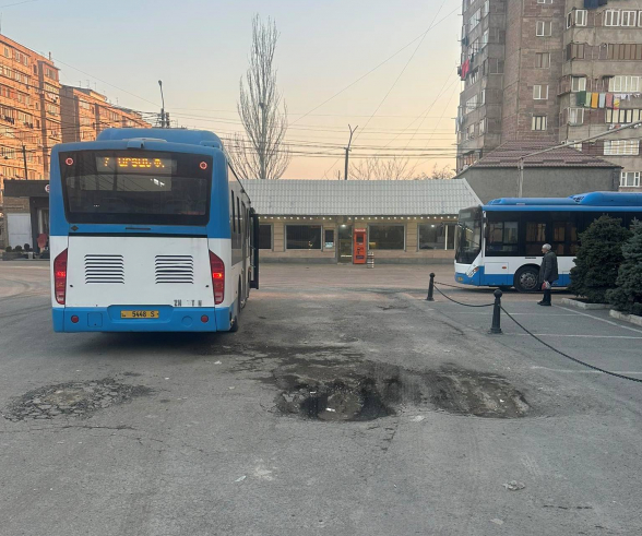 Կահավորված կանգառասրահների փոխարեն «կահավորված» փոսեր են