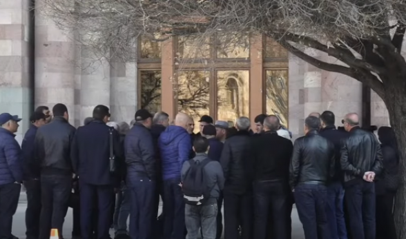 Տնտեսվարողները բողոքի ակցիա են անում կառավարության մոտ (տեսանյութ)