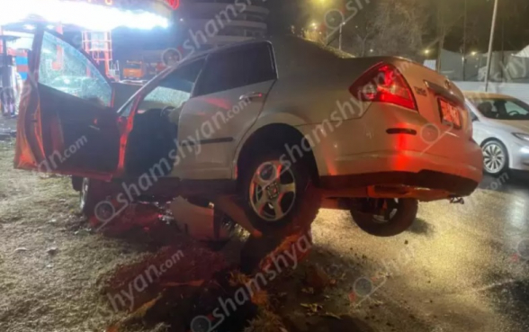 Երևանում 24-ամյա վարորդը «Nissan»-ով բախվել է ցուցանակին, ապա՝ բետոնե հատվածին