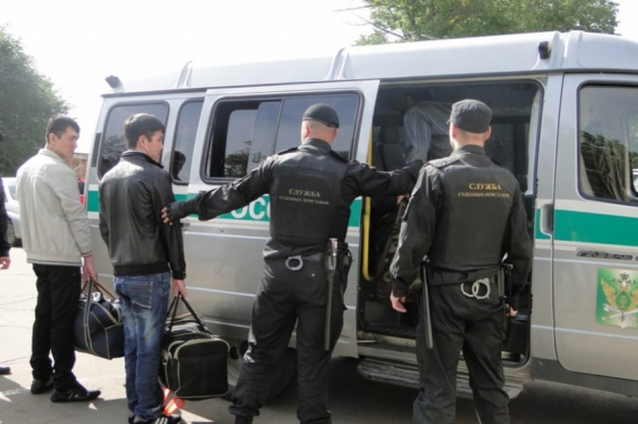 Судебные приставы выдворили из РФ почти 90 тыс. нелегальных мигрантов в 2024 г.