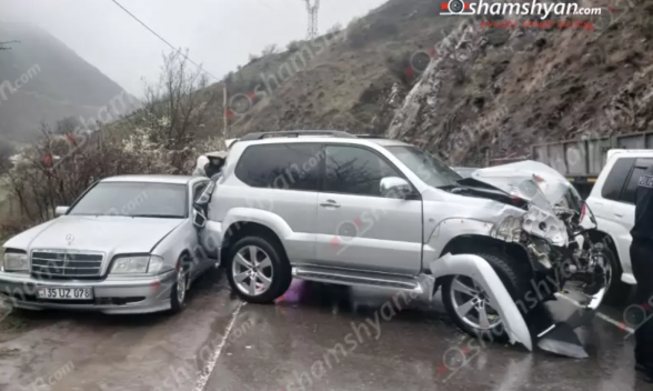 Սյունիքի մարզում «Toyota Prado»-ն վրшերթի է ենթարկել ճանապարհին աշխատանքներ կատարող քաղաքացուն, ապա բախվել կայանված բեռնատարին ու «Mercedes»-ին