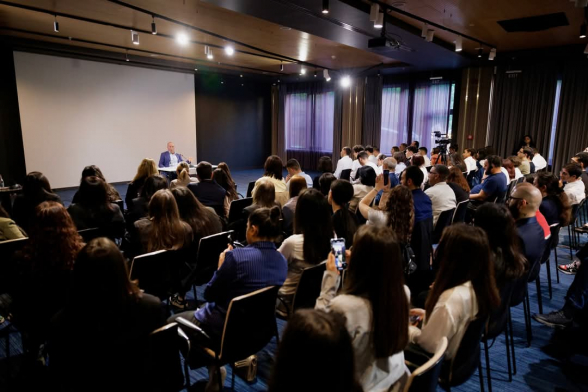 Ռոբերտ Քոչարյանը նախօրեին հանդիպել է «Հայկական Համալսարանի» ունկնդիրների և դասախոսների հետ