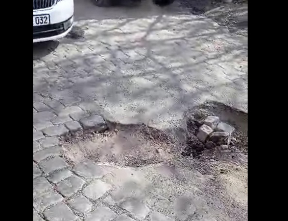 Երևանի «մարդաբոյ» փոսերի ու ասֆալտապատման աշխատանքների ձախողման մասին (տեսանյութ)