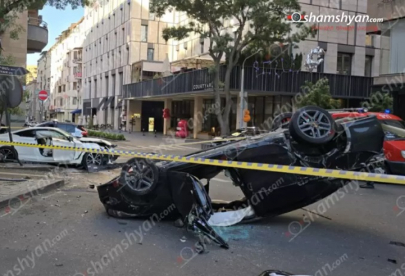 Երևանի կենտրոնում բախվել են «Infiniti»-ն ու «Kia Forte»-ն․ վերջինը գլխիվայր շրջվել է․ կան տուժածներ