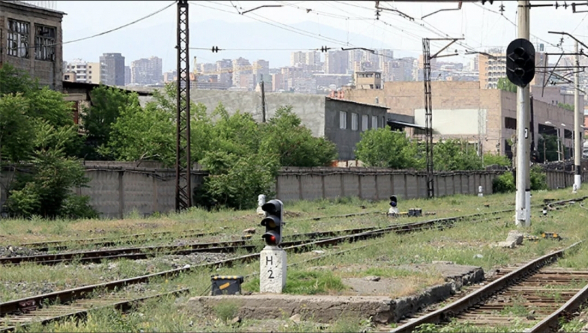 Машинист подавал звуковые сигналы и применил экстренное торможение, но безрезультатно: ЮКЖД представила подробности