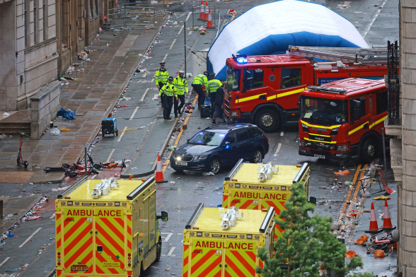 Почти 50 человек пострадали в результате наезда автомобиля на пешеходов в Ливерпуле (видео)