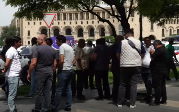 Водители грузовиков проводят акцию протеста у здания правительства